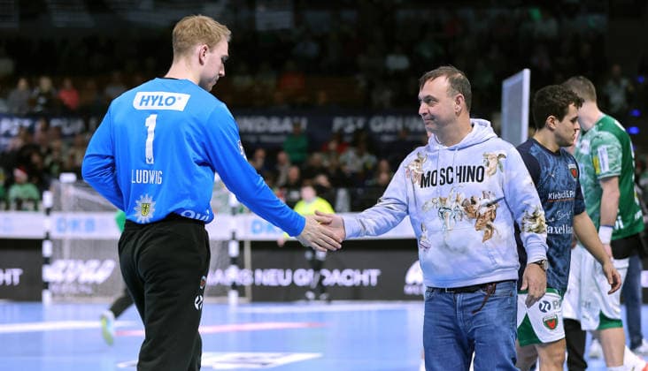 Goalkeeper Lasse Ludwig high-fives with manager Bob Hanning Sport Handball HBL Bundesliga Men 17 Matchday Season 2025 2026 14 12 2025 Füchse Berlin vs HSG Wetzlar