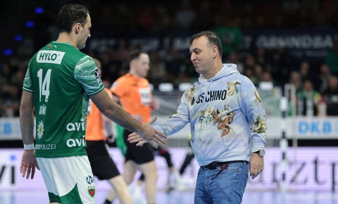 Aitor Arino high-fives with manager Bob Hanning Sport Handball HBL Bundesliga Men 17 Matchday Season 2025 2026 14 12 2025 Füchse Berlin vs HSG Wetzlar