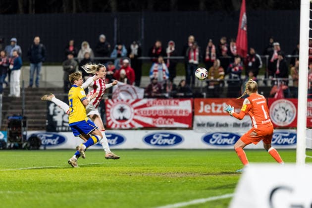 Google Pixel Frauen Bundesliga, 1 FC Köln FC Carl Zeiss Jena 14 12 2025 Sandra Maria Jessen 1 FC Köln, 6 tries a header Google Pixel Frauen Bundesliga, 1 FC Köln FC Carl Zeiss Jena, Köln, Franz Kremer Stadion am 14 12 2025 DFB REGULATIONS PROHIBIT ANY USE OF PHOTOGRAPHS AS IMAGE SEQUENCES AND OR QUASI VIDEO Copyright: xBEAUTIFULxSPORTS Wunderlx