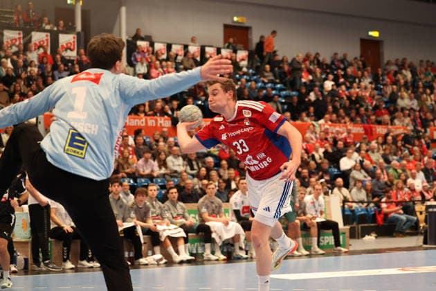 Handball Daikin Handball Bundesliga 2025 2026 Handball Sport Verein Hamburg vs GWD Minden Goalkeeper Malte Semisch Minden ,Moritz Sauter Hamburg ,Successful shot on goal, Sporthalle Hamburg Hamburg