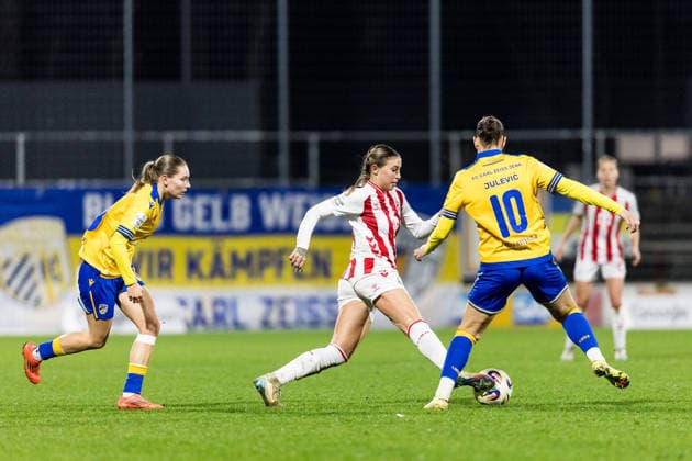 Google Pixel Frauen Bundesliga, 1 FC Köln FC Carl Zeiss Jena 14 12 2025 Zweikampf Zoe Hasenauer 1 FC Köln, 16 , Merza Julevic FC Carl Zeiss Jena, 10 Google Pixel Frauen Bundesliga, 1 FC Köln FC Carl Zeiss Jena, Köln, Franz Kremer Stadion am 14 12 2025 DFB REGULATIONS PROHIBIT ANY USE OF PHOTOGRAPHS AS IMAGE SEQUENCES AND OR QUASI VIDEO Copyright: xBEAUTIFULxSPORTS Wunderlx