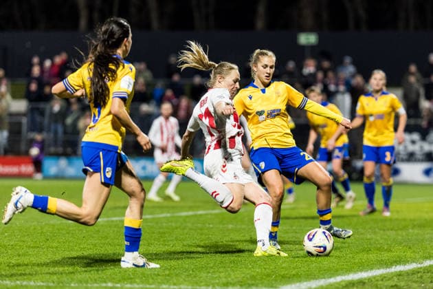 Google Pixel Frauen Bundesliga, 1 FC Köln FC Carl Zeiss Jena 14 12 2025 Zweikampf Pauline Bremer 1 FC Köln, 11 , Steffi Schmid FC Carl Zeiss Jena, 20 Google Pixel Frauen Bundesliga, 1 FC Köln FC Carl Zeiss Jena, Köln, Franz Kremer Stadion am 14 12 2025 DFB REGULATIONS PROHIBIT ANY USE OF PHOTOGRAPHS AS IMAGE SEQUENCES AND OR QUASI VIDEO Copyright: xBEAUTIFULxSPORTS Wunderlx