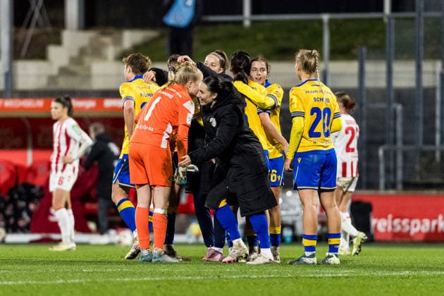 Google Pixel Frauen Bundesliga, 1 FC Köln FC Carl Zeiss Jena 14 12 2025 Happy faces on the players of FC Carl Zeiss Jena after the final whistle Google Pixel Frauen Bundesliga, 1 FC Köln FC Carl Zeiss Jena, Köln, Franz Kremer Stadion am 14 12 2025 DFB REGULATIONS PROHIBIT ANY USE OF PHOTOGRAPHS AS IMAGE SEQUENCES AND OR QUASI VIDEO Copyright: xBEAUTIFULxSPORTS Wunderlx