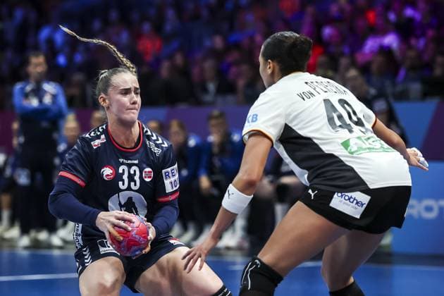 ROTTERDAM - Thale Rushfeldt Deila (Norway) and AimÃ e Von Pereira (Germany) in action during the World Handball Championship final between Norway and Germany on December 14, 2025, in Ahoy Rotterdam, Netherlands. ANP IRIS VAN DEN BROEK xVIxANPxSportx xxANPxIVx 544866421 originalFilename: 544866421.jpg
