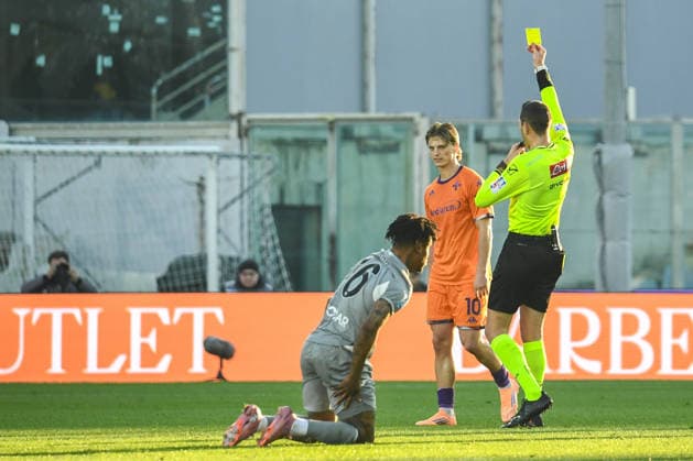 Referee Andrea Colombo shows the yellow card to Albert Gudmundsson (Fiorentina) during ACF Fiorentina vs Hellas Verona FC, Italian soccer Serie A match in Florence, Italy, December 14 2025  Copyright: xFabioxFagiolini IPAxSportx xipa-agency.netx xx IPA_69149767 IPA_Agency_IPA69149767