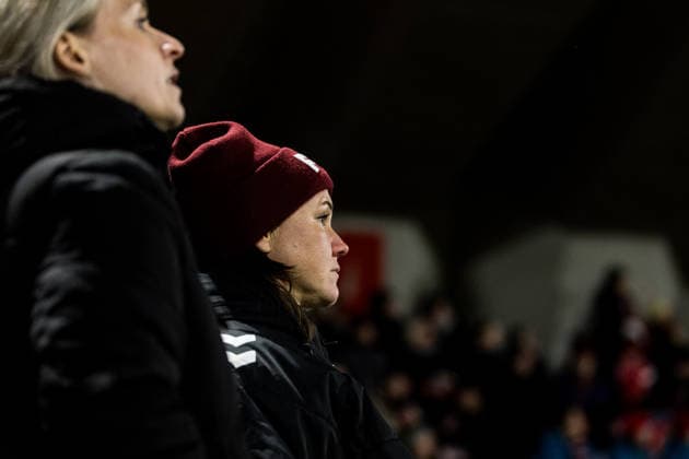 Google Pixel Frauen Bundesliga, 1 FC Köln FC Carl Zeiss Jena 14 12 2025 Marina Hegering 1 FC Köln, 33 watches the match Google Pixel Frauen Bundesliga, 1 FC Köln FC Carl Zeiss Jena, Köln, Franz Kremer Stadion on 14 12 2025 DFB REGULATIONS PROHIBIT ANY USE OF PHOTOGRAPHS AS IMAGE SEQUENCES AND OR QUASI VIDEO Copyright: xBEAUTIFULxSPORTS Wunderlx