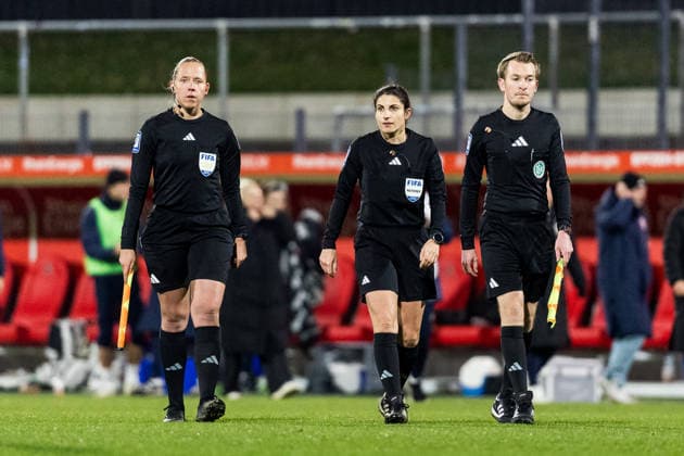 Google Pixel Frauen Bundesliga, 1 FC Köln FC Carl Zeiss Jena 14 12 2025 The referee team around referee Riem Hussein leaves the pitch Google Pixel Frauen Bundesliga, 1 FC Köln FC Carl Zeiss Jena, Köln, Franz Kremer Stadion am 14 12 2025 DFB REGULATIONS PROHIBIT ANY USE OF PHOTOGRAPHS AS IMAGE SEQUENCES AND OR QUASI VIDEO Copyright: xBEAUTIFULxSPORTS Wunderlx