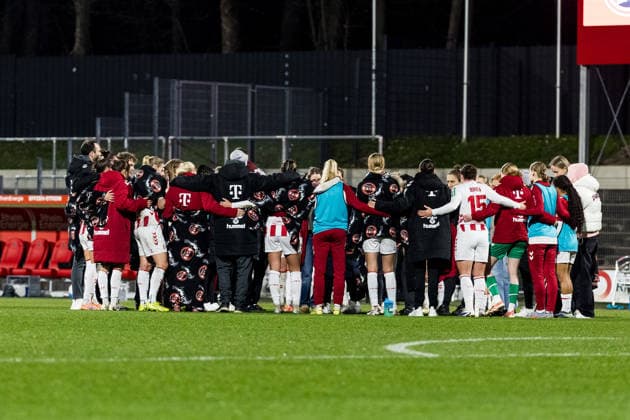 Google Pixel Womens Bundesliga, 1 FC Köln FC Carl Zeiss Jena 14 12 2025 Team circle 1 FC Köln after the match Google Pixel Womens Bundesliga, 1 FC Köln FC Carl Zeiss Jena, Köln, Franz Kremer Stadion am 14 12 2025 DFB REGULATIONS PROHIBIT ANY USE OF PHOTOGRAPHS AS IMAGE SEQUENCES AND OR QUASI VIDEO Copyright: xBEAUTIFULxSPORTS Wunderlx