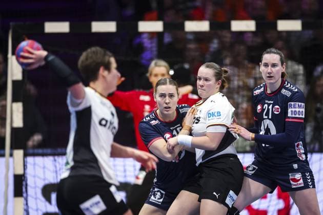 ROTTERDAM - Vilde Mortensen Ingstad (Norway), Lisa Antl (Germany), and Ingvild Kristiansen Bakkerud (Norway) in action during the World Handball Championship final between Norway and Germany on December 14, 2025, in Ahoy Rotterdam, Netherlands. ANP IRIS VAN DEN BROEK xVIxANPxSportx xxANPxIVx 544867463 originalFilename: 544867463.jpg