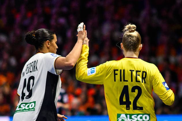 ROTTERDAM, NETHERLANDS - 14 DECEMBER, 2025: Aimee von Pereira, Katharina Filter - Final match, Women s Handball World Championship, WM, Weltmeisterschaft 2025 Germany - Norway at Ahoy Arena.  Copyright: xVitaliixKliuievx