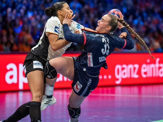 Thale Rushfeldt Deila (Norwegen, 33) im Zweikampf mit Aimee von Pereira (Deutschland, 49), Deutschland vs. Norwegen, Handball, Weltmeisterschaft, Frauen, Spielzeit 2025 2026, 14.12.2025, Deutschland vs. Norwegen, Handball, Weltmeisterschaft, Frauen, Spielzeit 2025 2026, 14.12.2025 Rotterdam *** Thale Rushfeldt Deila Norway, 33 in duel with Aimee von Pereira Germany, 49 , Germany vs Norway, Handball, World Championship, Women, Season 2025 2026, 14 12 2025, Germany vs Norway, Handball, World Championship, Women, Season 2025 2026, 14 12 2025 Rotterdam Copyright: xEibner-Pressefoto MichaelxSchmidx EP_MST