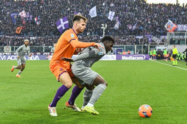 Marin Pongracic (Fiorentina) hampered by Daniel Fernando Mosquera Bonilla (Hellas Verona) during ACF Fiorentina vs Hellas Verona FC, Italian soccer Serie A match in Florence, Italy, December 14 2025  Copyright: xFabioxFagiolini IPAxSportx xipa-agency.netx xx IPA_69149971 IPA_Agency_IPA69149971