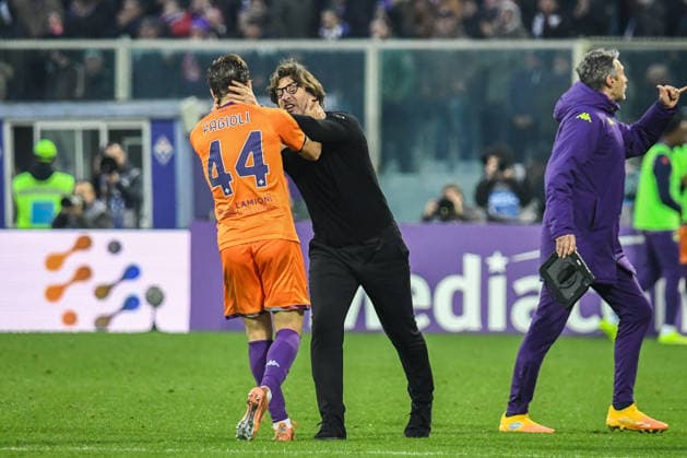 Niccolo Fagioli (Fiorentina) celebrates with Head Coach Paolo Vanoli (Fiorentina) after the 1-1 goal during ACF Fiorentina vs Hellas Verona FC, Italian soccer Serie A match in Florence, Italy, December 14 2025  Copyright: xFabioxFagiolini IPAxSportx xipa-agency.netx xx IPA_69150103 IPA_Agency_IPA69150103