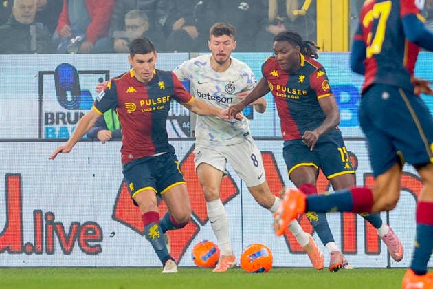 GenoaÕs Ruslan Malinovskyi and GenoaÕs Brooke Norton-Cuffy fights for the ball with InterÕs Petar Sucic during the Serie A soccer match between Genoa and Inter at the Luigi Ferraris Stadium in Genoa, Italy - Sunday, December 14, 2025. - Soccer .  Copyright: xTanoxPecoraro LaPressex
