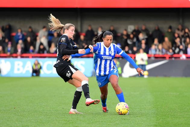 Brighton and Hove Albion Women v Chelsea Women Women s Super League 14 12 2025. Manuela Vanegas Catano Defender of Brighton and Hove Albion and Wieke Kaptein Midfielder of Chelsea jostle for the ball during the Women s Super League match between Brighton and Hove Albion Women and Chelsea Women at The Broadfield Stadium, Crawley, England on 14 December 2025. Crawley The Broadfield Stadium West Sussex England Editorial use only DataCo restrictions apply See www.football-dataco.com , Copyright: xJeffxMoodx PSI-23427-0081