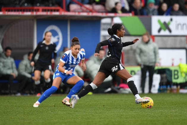 Brighton and Hove Albion Women v Chelsea Women Women s Super League 14 12 2025. Carla Camacho Carrillo Striker of Brighton and Hove Albion and Naomi Girma Defender of Chelsea in action during the Women s Super League match between Brighton and Hove Albion Women and Chelsea Women at The Broadfield Stadium, Crawley, England on 14 December 2025. Crawley The Broadfield Stadium West Sussex England Editorial use only DataCo restrictions apply See www.football-dataco.com , Copyright: xJeffxMoodx PSI-23427-0082
