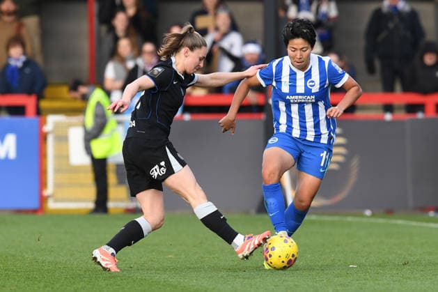 Brighton and Hove Albion Women v Chelsea Women Women s Super League 14 12 2025. Niamh Charles Defender of Chelsea and Kiko Sieke Striker of Brighton and Hove Albion in action during the Women s Super League match between Brighton and Hove Albion Women and Chelsea Women at The Broadfield Stadium, Crawley, England on 14 December 2025. Crawley The Broadfield Stadium West Sussex England Editorial use only DataCo restrictions apply See www.football-dataco.com , Copyright: xJeffxMoodx PSI-23427-0086