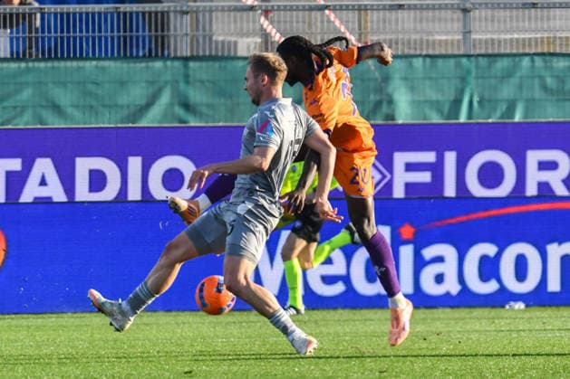 CALCIO - Serie A - ACF Fiorentina vs Hellas Verona FC Bioty Moise Kean (Fiorentina) shoots towards the goal against Victor Enok Nelsson (Hellas Verona) during ACF Fiorentina vs Hellas Verona FC, Italian soccer Serie A match in Florence, Italy, December 14 2025 Florence Italy  Copyright: xIPAxSport ABACAx
