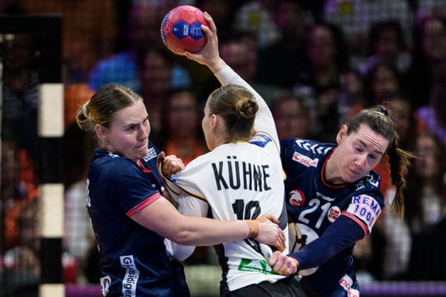 251214 Vilde Mortensen Ingstad and Ingvild Kristiansen Bakkerud of Norway and Nieke Kuhne of Germany during the IHF Women s World Championship final between Germany and Norway on December 14, 2025 in Rotterdam Photo Joel Marklund BILDBYRAN kod JM JM0758 bbeng handball handboll handball vm handball vm handbolls vm ihf handball world championship world handball championship 2025 world championship 2025 final tyskland norway norge germany dam  Copyright: JOELxMARKLUND BB251214JM050