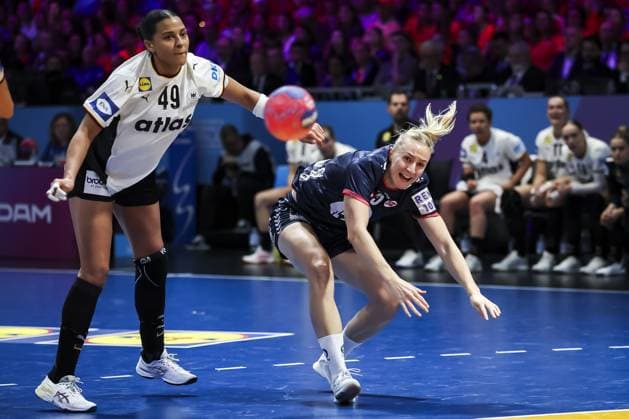 ROTTERDAM - AimÃ e Von Pereira (GER) and Henny Ella Reistad (NOR) in action during the World Handball Championship final between Norway and Germany on December 14, 2025, in Ahoy Rotterdam, Netherlands. ANP IRIS VAN DEN BROEK xVIxANPxSportx xxANPxIVx 544868670 originalFilename: 544868670.jpg