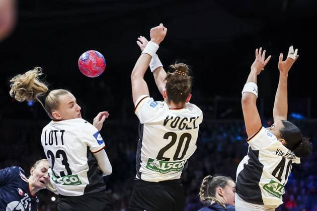 ROTTERDAM - Annika Lott (GER), Emily Vogel (GER), and AimÃ e Von Pereira (GER) in action during the World Handball Championship final between Norway and Germany on December 14, 2025, in Ahoy Rotterdam, Netherlands. ANP IRIS VAN DEN BROEK xVIxANPxSportx xxANPxIVx 544868676 originalFilename: 544868676.jpg