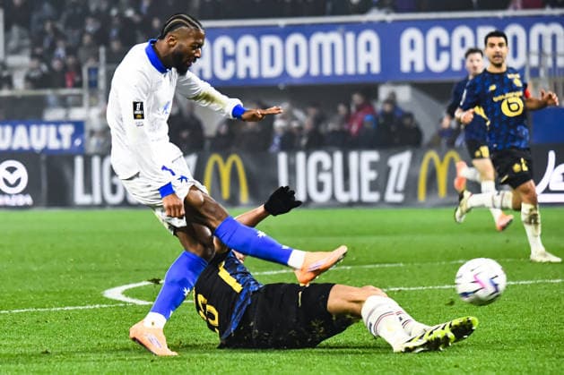 FOOTBALL : AJ Auxerre vs Lille OSC - Ligue 1 - JournÃ e 16 - 14 12 2025 JosuÃ Casimir (AJ Auxerre) Aissa Mandi (Lille OSC) AuxerreFrance  Copyright: xBaptistexAutissierx