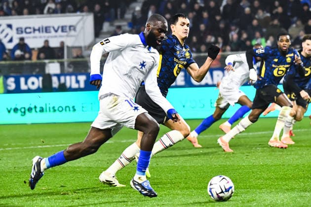 FOOTBALL : AJ Auxerre vs Lille OSC - Ligue 1 - JournÃ e 16 - 14 12 2025 Lassine Sinayoko (AJ Auxerre) Aissa Mandi (Lille OSC) AuxerreFrance  Copyright: xBaptistexAutissierx