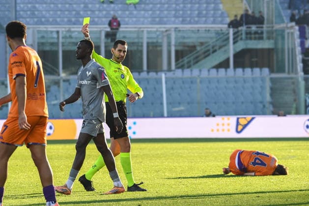 Referee Andrea Colombo shows the yellow card to Cheikh Ahmet Tidian Niasse (Hellas Verona) during ACF Fiorentina vs Hellas Verona FC, Italian soccer Serie A match in Florence, Italy, December 14 2025  Copyright: xFabioxFagiolini IPAxSportx xipa-agency.netx xx IPA_69149715 IPA_Agency_IPA69149715