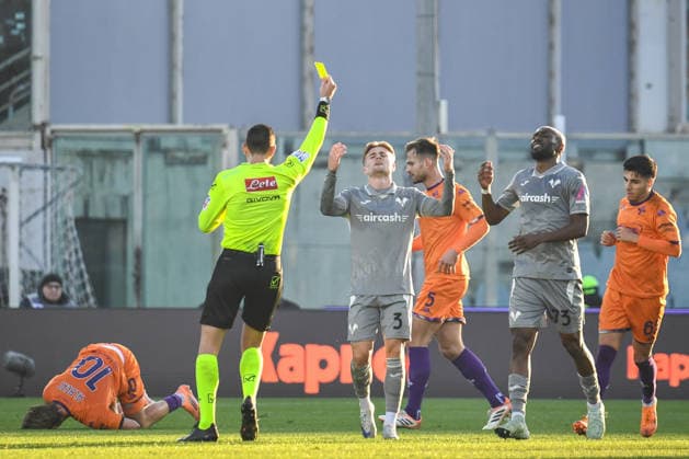 Referee Andrea Colombo shows the yellow card to Martin Sonder Frese (Hellas Verona) during ACF Fiorentina vs Hellas Verona FC, Italian soccer Serie A match in Florence, Italy, December 14 2025  Copyright: xFabioxFagiolini IPAxSportx xipa-agency.netx xx IPA_69149739 IPA_Agency_IPA69149739