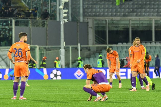 the sadness of the Fiorentina players after the defeat during ACF Fiorentina vs Hellas Verona FC, Italian soccer Serie A match in Florence, Italy, December 14 2025  Copyright: xFabioxFagiolini IPAxSportx xipa-agency.netx xx IPA_69150476 IPA_Agency_IPA69150476