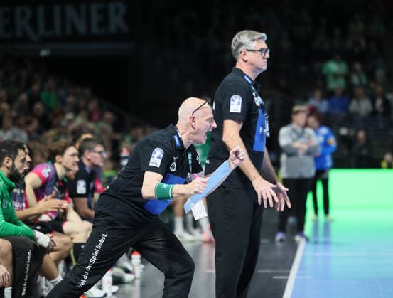 GER HBL Season 2025 2026 FÜCHSE Berlin vs HSG Wetzlar, 14 12 25, Max Schmeling Halle, Berlin, Wetzlar™s team coach Stefan RÜHL can no longer keep it on the bench, emotion, fist, energy