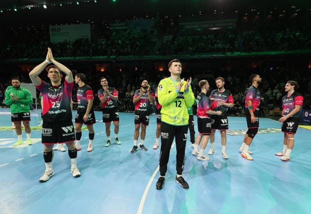 GER HBL season 2025 2026 FÜCHSE Berlin vs HSG Wetzlar, 14 12 25, Max Schmeling Halle, Berlin, Team HSG Wetzlar applauds the fans who traveled with them, thanks