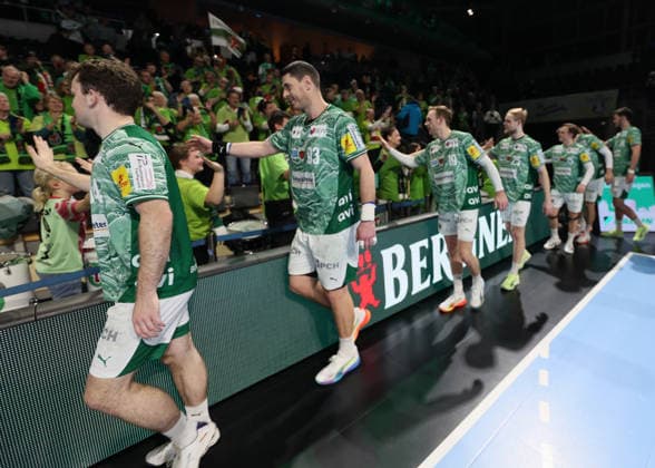 GER HBL season 2025 2026 FÜCHSE Berlin vs HSG Wetzlar, 14 12 25, Max Schmeling Halle, Berlin, the team thanks the fan club FÜCHSE POWER