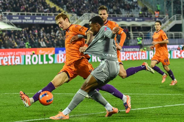 Amin Sarr (Hellas Verona) thwarted by Pietro Comuzzo (Fiorentina) during ACF Fiorentina vs Hellas Verona FC, Italian soccer Serie A match in Florence, Italy, December 14 2025  Copyright: xFabioxFagiolini IPAxSportx xipa-agency.netx xx IPA_69150152 IPA_Agency_IPA69150152