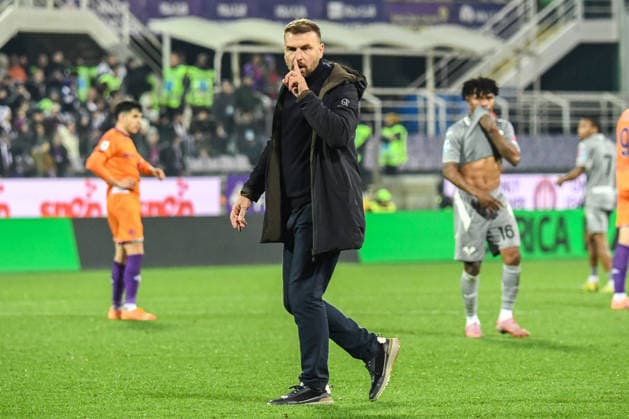 Head Coach Paolo Zanetti (Hellas Verona) leaves the field after being sent off during ACF Fiorentina vs Hellas Verona FC, Italian soccer Serie A match in Florence, Italy, December 14 2025  Copyright: xFabioxFagiolini IPAxSportx xipa-agency.netx xx IPA_69150171 IPA_Agency_IPA69150171