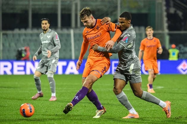 Marin Pongracic (Fiorentina) fights for the ball against Amin Sarr (Hellas Verona) during ACF Fiorentina vs Hellas Verona FC, Italian soccer Serie A match in Florence, Italy, December 14 2025  Copyright: xFabioxFagiolini IPAxSportx xipa-agency.netx xx IPA_69150432 IPA_Agency_IPA69150432