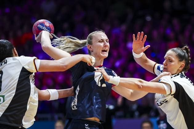 ROTTERDAM - Henny Ella Reistad (NOR) in action during the World Handball Championship final between Norway and Germany on December 14, 2025, in Ahoy Rotterdam, Netherlands. ANP IRIS VAN DEN BROEK xVIxANPxSportx xxANPxIVx 544869820 originalFilename: 544869820.jpg