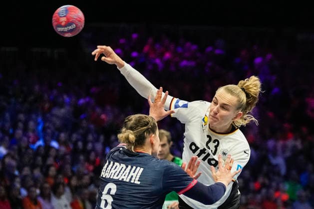 Women s Handball World Championship 2025 Germany Norway Rotterdam, Netherlands 20251214 Norway s Maren Aardahl against Germany s Annika Lott during the final of the Women s Handball World Championship between Germany and Norway at Ahoy Arena Photo Beate Oma Dahle NTB Rotterdam Netherlands EDITORIAL USE ONLY RESTRICTED USE FOR BETTING COMPANIES  Copyright: xBeatexOmaxDahlex xNTBx