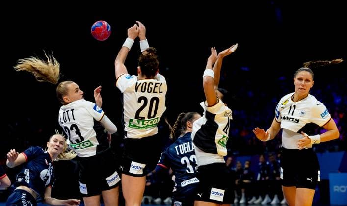 ROTTERDAM - Henny Ella Reistad (NOR), Annika Lott (GER), Emily Vogel (GER), Thale Rushfeldt Deila (NOR), AimÃ e Von Pereira (GER) and Xenia Smits (GER) in action during the World Handball Championship final between Norway and Germany on December 14, 2025 in Ahoy Rotterdam, Netherlands. ANP IRIS VAN DEN BROEK xVIxANPxSportx xxANPxIVx 544869960 originalFilename: 544869960.jpg