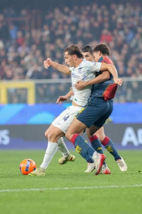 InterÕs Pio Esposito fights for the ball with GenoaÕs Sebastian Otoa during the Serie A soccer match between Genoa and Inter at the Luigi Ferraris Stadium in Genoa, Italy - Sunday, December 14, 2025. - Soccer .  Copyright: xTanoxPecoraro LaPressex