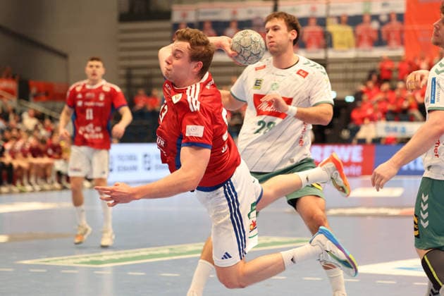 Handball Daikin Handball Bundesliga 2025 2026 Handball Sport Verein Hamburg vs GWD Minden Moritz Sauter Hamburg ,successful shot on goal,Eimantas Grimuta Minden , Sporthalle Hamburg Hamburg