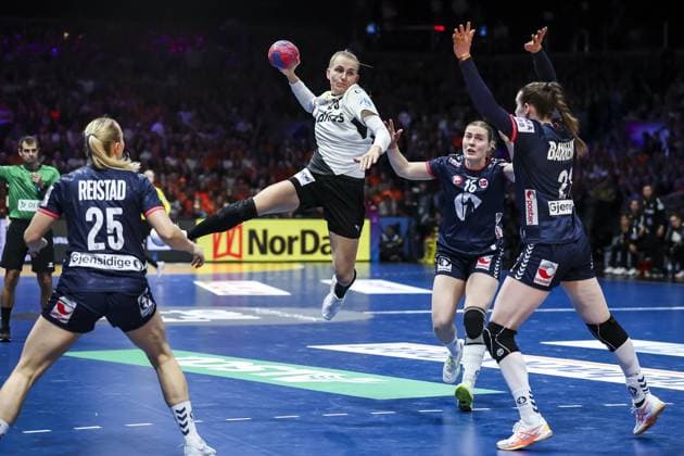 ROTTERDAM - Henny Ella Reistad (North Norway), Annika Lott (Germany), goalkeeper Katrine Lunde (North Norway), and Ingvild Kristiansen Bakkerud (North Norway) in action during the World Handball Championship final between Norway and Germany on December 14, 2025, in Ahoy Rotterdam, Netherlands. ANP IRIS VAN DEN BROEK xVIxANPxSportx xxANPxIVx 544871776 originalFilename: 544871776.jpg