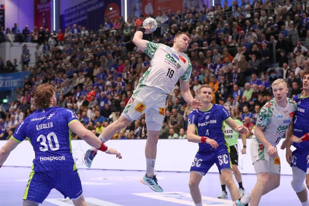 14 12 2025, xgox, Handball Daikin HBL VfL Gummersbach SC Magdeburg emspor, v l Elvar Oern Jonsson Magdeburg, 19 throws goal, Torschuetze, scores goal, Treffer, scores the goal Gummersbach