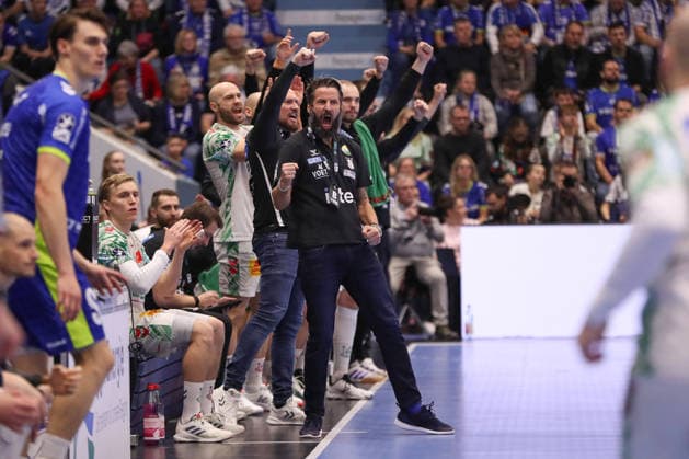 14 12 2025, xgox, Handball Daikin HBL VfL Gummersbach SC Magdeburg emspor, v l Bennet Wiegert Magdeburg, coach jubilation, goal celebration, celebrate the goal, celebration Gummersbach