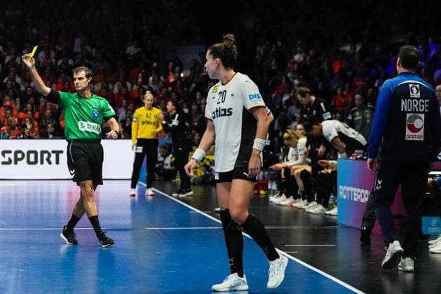 Women s Handball World Championship 2025 Germany Norway Rotterdam, Netherlands 20251214 The referee gives a yellow card to Norway s coach Ole Gustav Gjekstad during the final of the Women s Handball World Championship between Germany and Norway at Ahoy Arena Photo Beate Oma Dahle NTB Rotterdam Netherlands EDITORIAL USE ONLY RESTRICTED USE FOR BETTING COMPANIES  Copyright: xBeatexOmaxDahlex xNTBx
