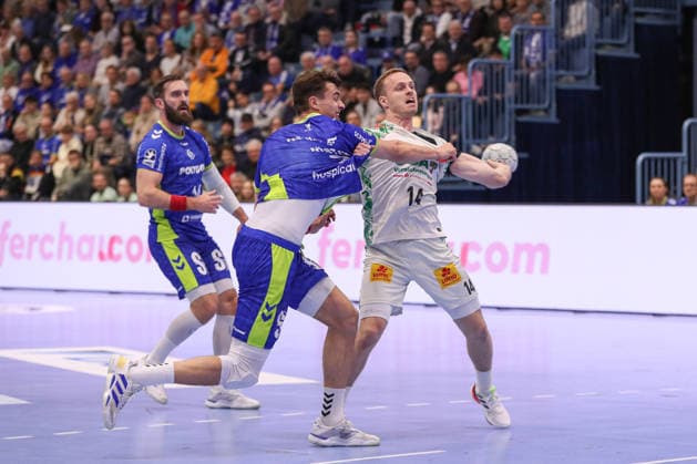14 12 2025, xgox, Handball Daikin HBL VfL Gummersbach SC Magdeburg emspor, v l Omar Ingi Magnusson Magdeburg, 14 , Victor Kloeve Goeppingen, 7 duel, duel, fight, tackle Gummersbach