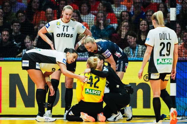Women s Handball World Championship 2025 Germany Norway Rotterdam, Netherlands 20251214 Germany s goalkeeper Katharina Filter down after getting the ball in the face during the final of the Women s Handball World Championship between Germany and Norway at Ahoy Arena Photo Beate Oma Dahle NTB Rotterdam Netherlands EDITORIAL USE ONLY RESTRICTED USE FOR BETTING COMPANIES  Copyright: xBeatexOmaxDahlex xNTBx