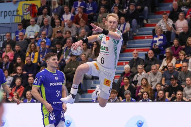 14 12 2025, xgox, Handball Daikin HBL VfL Gummersbach SC Magdeburg emspor, v l Matthias Musche Magdeburg, 6 wirft Tor, Torschuetze, erzielt Tor, Treffer, scores the goal Gummersbach