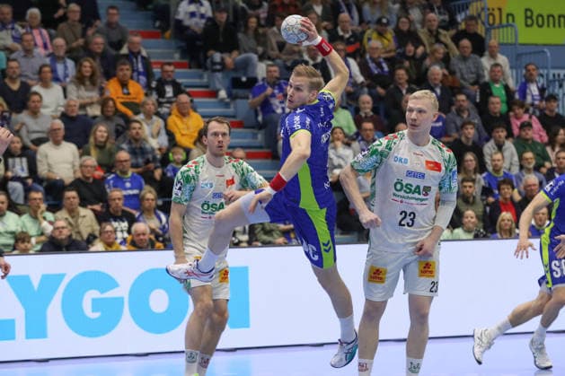14 12 2025, xtgx, VfL Gummersbach SC Magdeburg v l Ellidi Snaer Vidarsson Gummersbach, 4 throws goal, Torschuetze, scores goal, Treffer, scores the goal Gummersbach