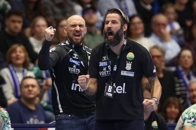 14 12 2025, xtgx, VfL Gummersbach SC Magdeburg v l Yves Grafenhorst Magdeburg, Co Trainer , Bennet Wiegert Magdeburg, Trainer Jubel, Torjubel, jubelt ueber das Tor, celebrate the goal, celebration Gummersbach